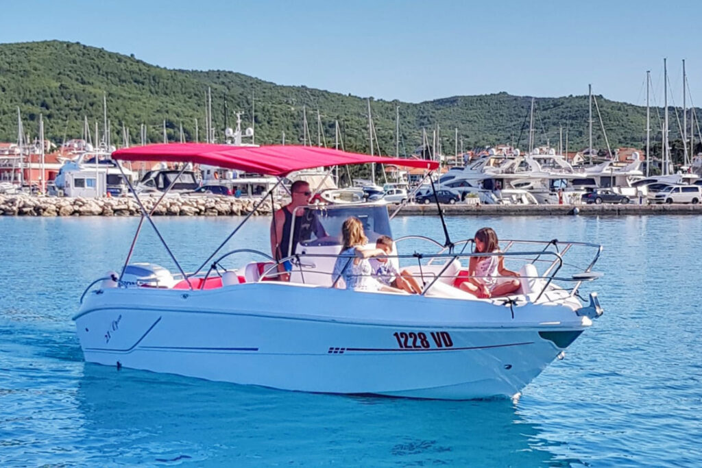 Blueline 21 Open boat with people enjoying