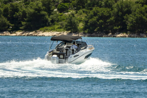 boat karnic cs700 boat from the back in the sea