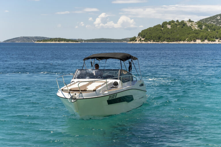 boat karnic cs700 from the inside, showing a table and bed